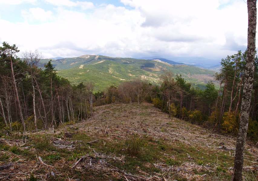 Belogaingo gailurra, beihala itxia, gaur egun suteen kontrako erretenak soildua