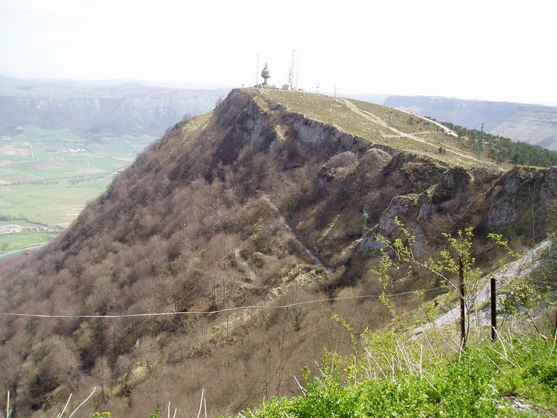 Txoloperen ipar-ekialdeko hormaren oinean dagoen aterpetik ikusita