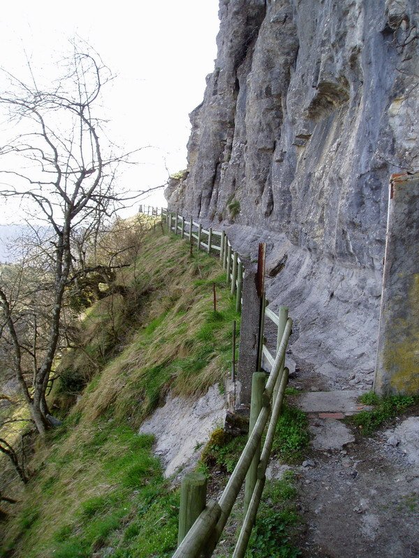 Txoloperen ipar-ekialdeko hormaren oinean dagoen aterpera doan bidea