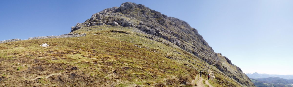 Zelatunetik igotzen den bidetik ikusita