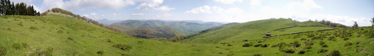 Agaotz eta Sarastarri, bien arteko bizkarretik ikusita