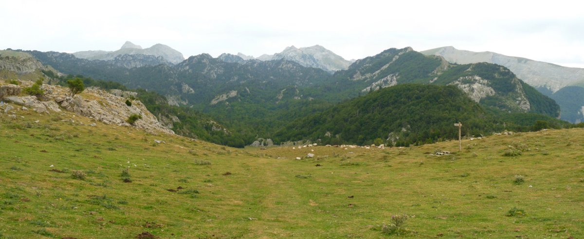 Eskilzarrako larreak GR-11k zeharkaturik 