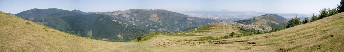 Iparraldetik igotzen den bidetik iparraldera ikuspegi zabala