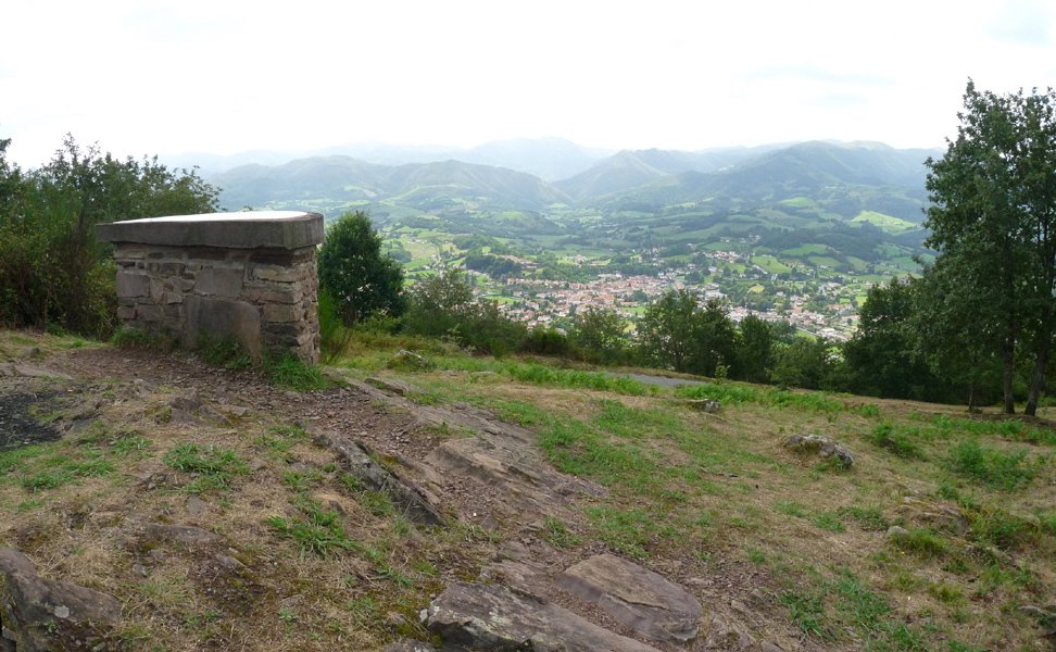 Arradoiko magaleko orientazio mahaia, Donibane Garaziren gainean