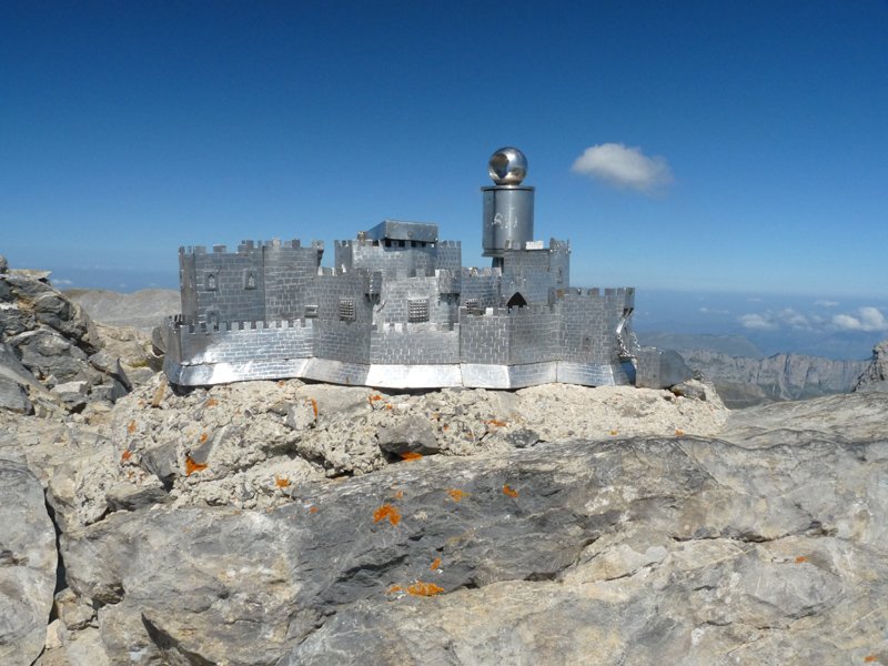 Xabierko gazteluaren maketa tontorrean