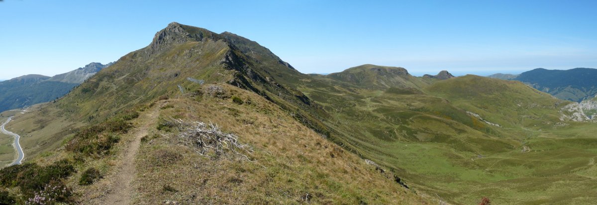Lakhura. Eskuinaldean Ihizkunditze eta Erusoko larreak ikusgai