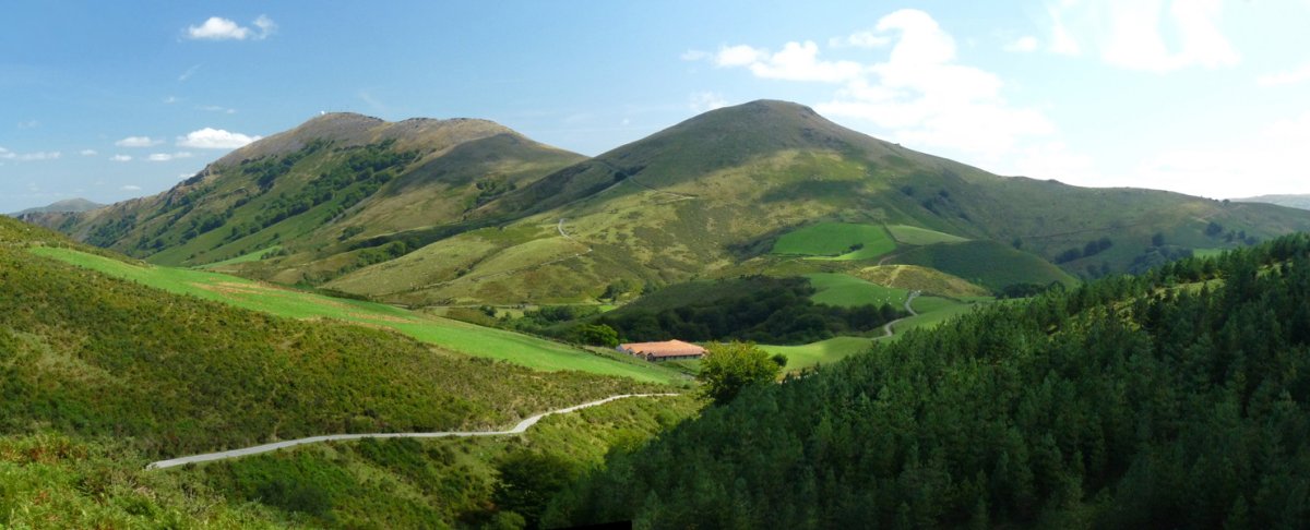 Artzamendi eta Iguzkimendi, mendebaldetik, Napoleonen bidetik