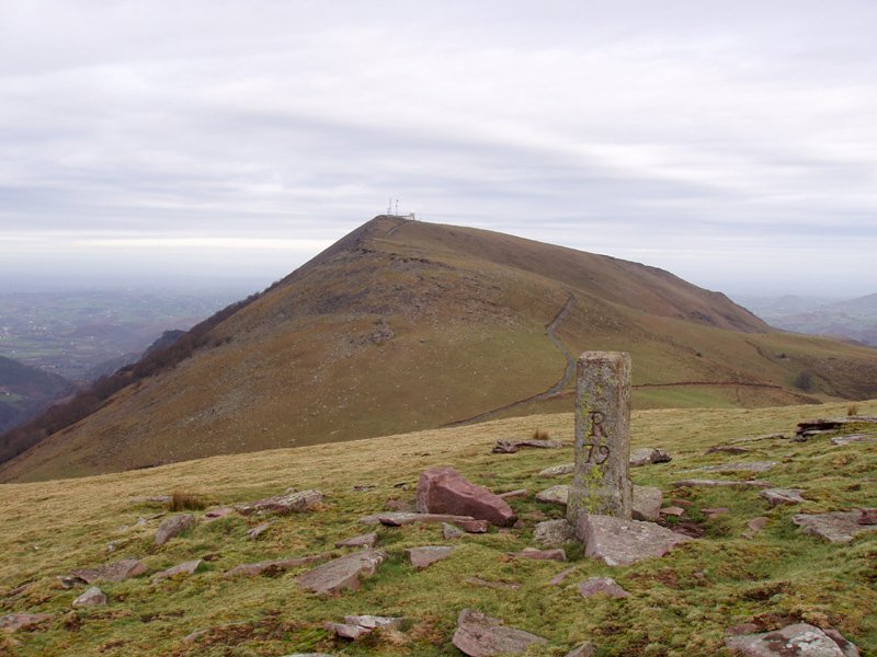 Iguzkimendiko gailurra. Atzean, Artzamendi