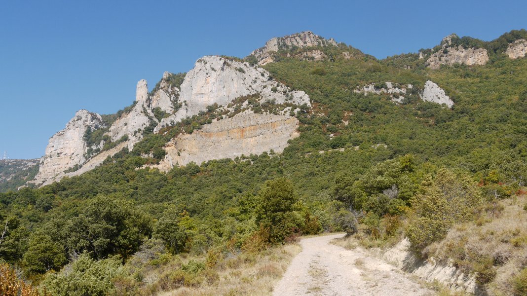 Castellar aldeko haitzak, Leiretik arrobira doan bidetik