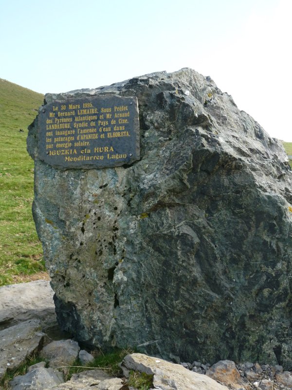 Oroitarria Landerreko lepoan