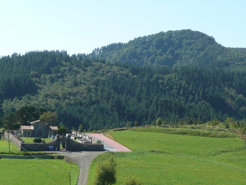 Nabarnizeko Hilerria.Atzean,Arrola