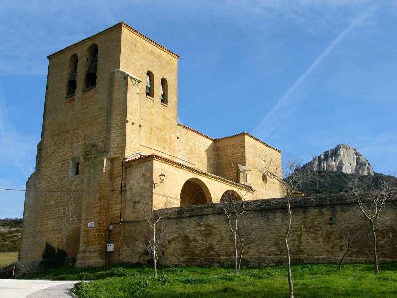 Untzueko eliza haitza hondoan duela