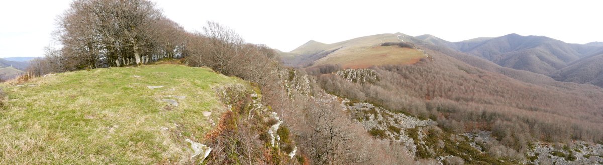 Loiketako gaina ezkerrean eta Algorrieta eskubian
