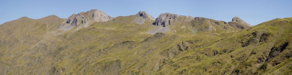 La Rinconda eta Canal Roya ipar-ekialdetik mugatzen dituzten tontorrak