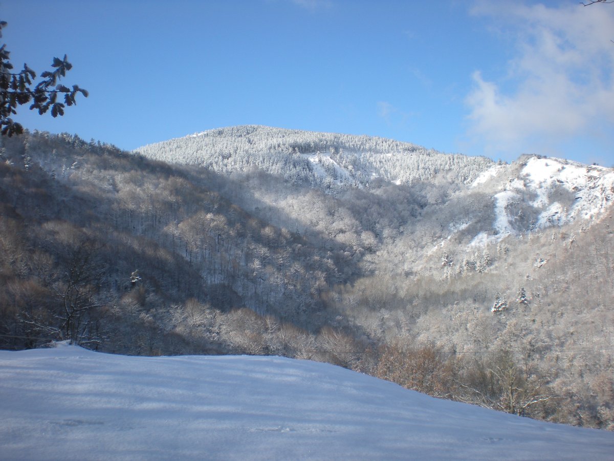 Aztioren ekialdeko aurpegia elurretan