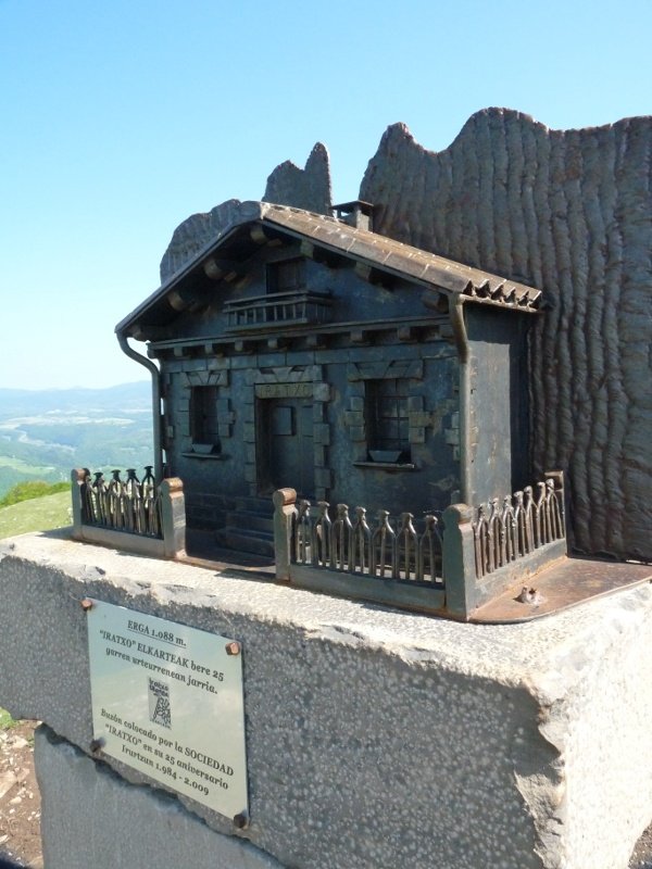 Ergako gailurreko txartelontzi berria, Irurtzungo Iratxo elkarteak jarria