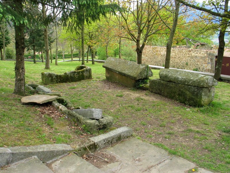 Baditu honek ere harrizko hilobiak, Argiñetakoak bezala