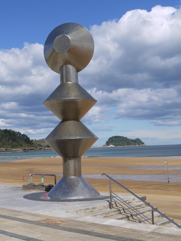 Hondartzako eskultura bat