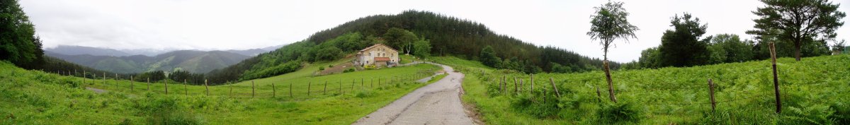 Gorostolamendi baserriaren inguruan ikuspegi zabala