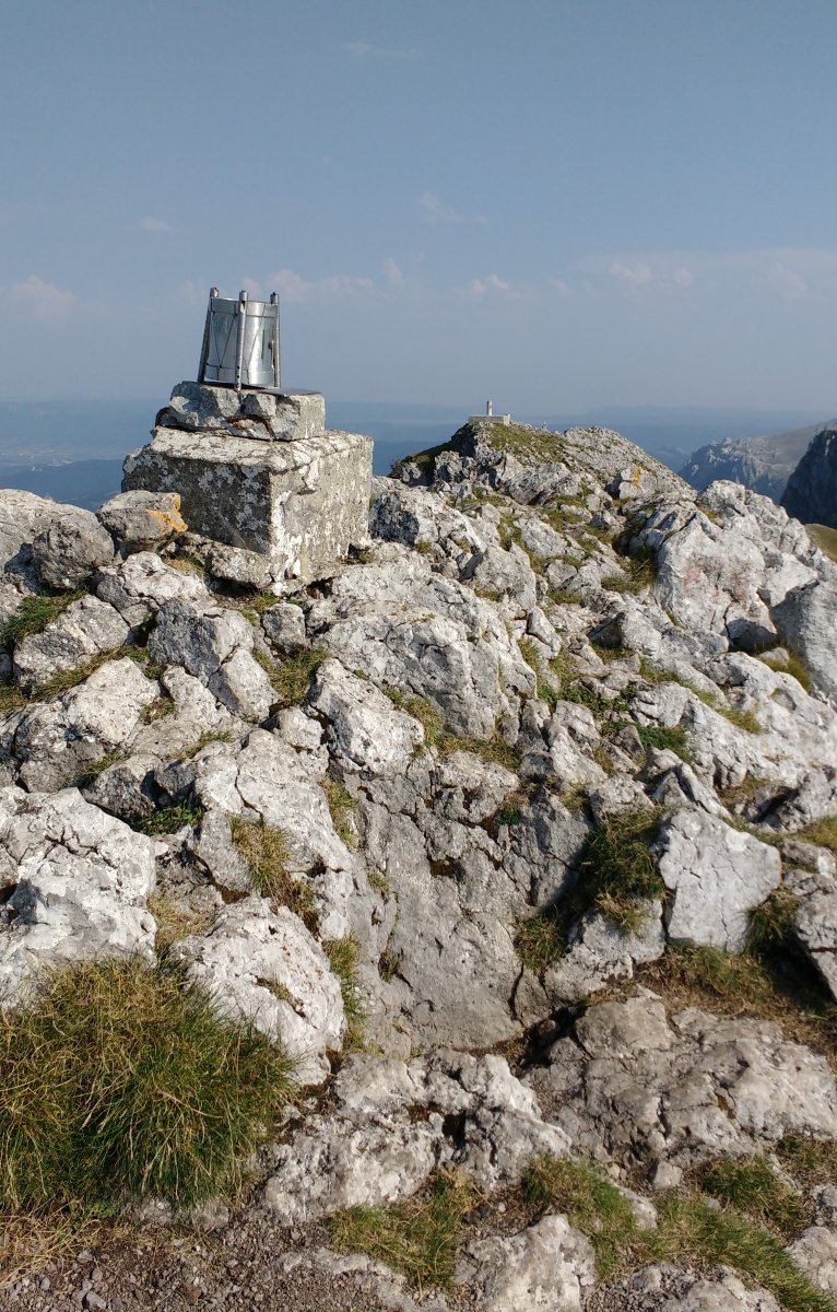 Aitzuriko tontorra (1551m), atzean Aketegi (1549m)