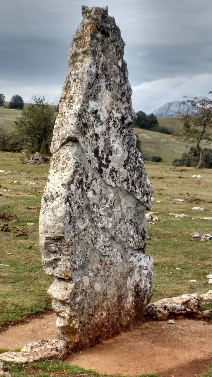 Mendiluze harrespila, sartaldeko zutarria