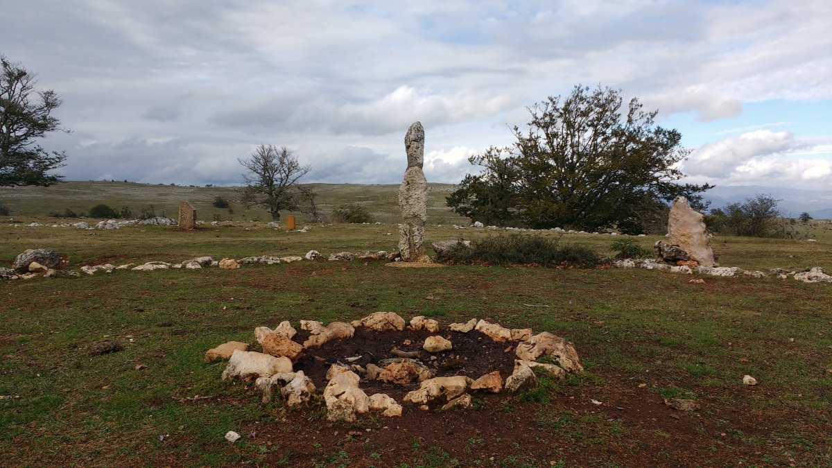 Mendiluze harrespila, iparraldera begira