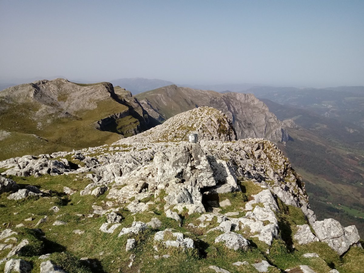 Hirumugarrieta (Intzako Dorrea) (1431m) tontorra eta Malloak