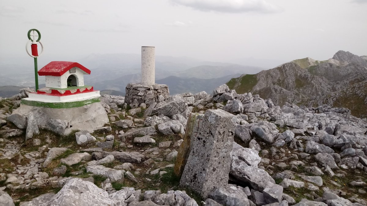 Artzanburu (1365m) tontorra eta postontzia