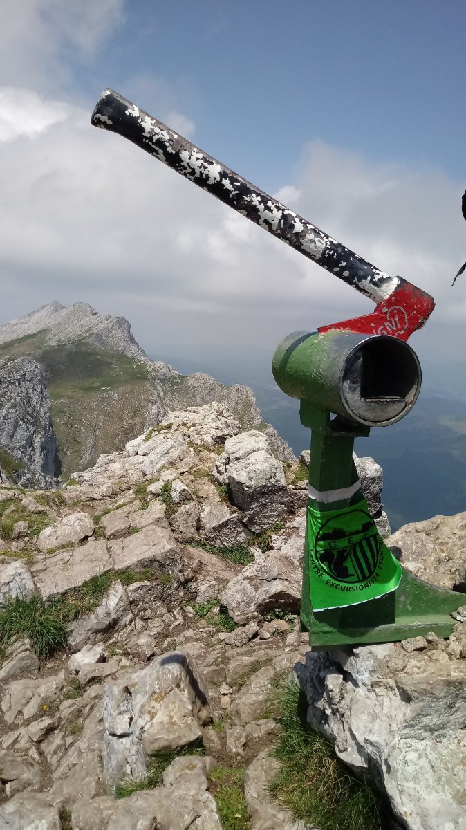 Aizkorri (1523m) tontorreko postontzia.jpg