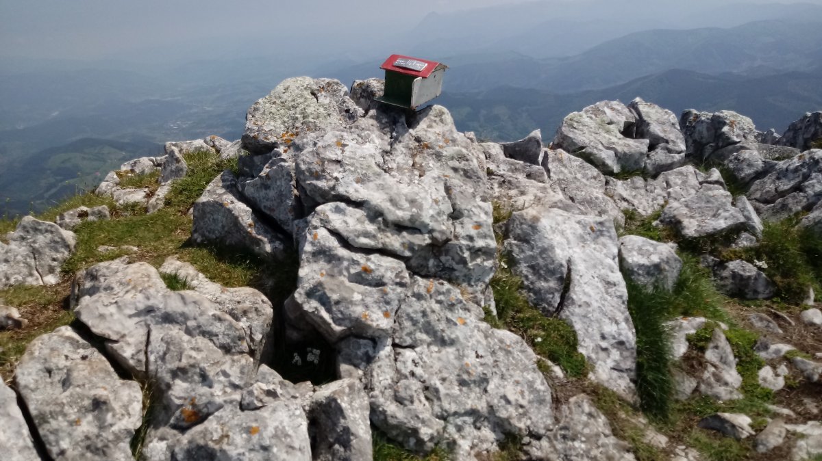 Iraule (1511m) tontorra eta postontzia.jpg