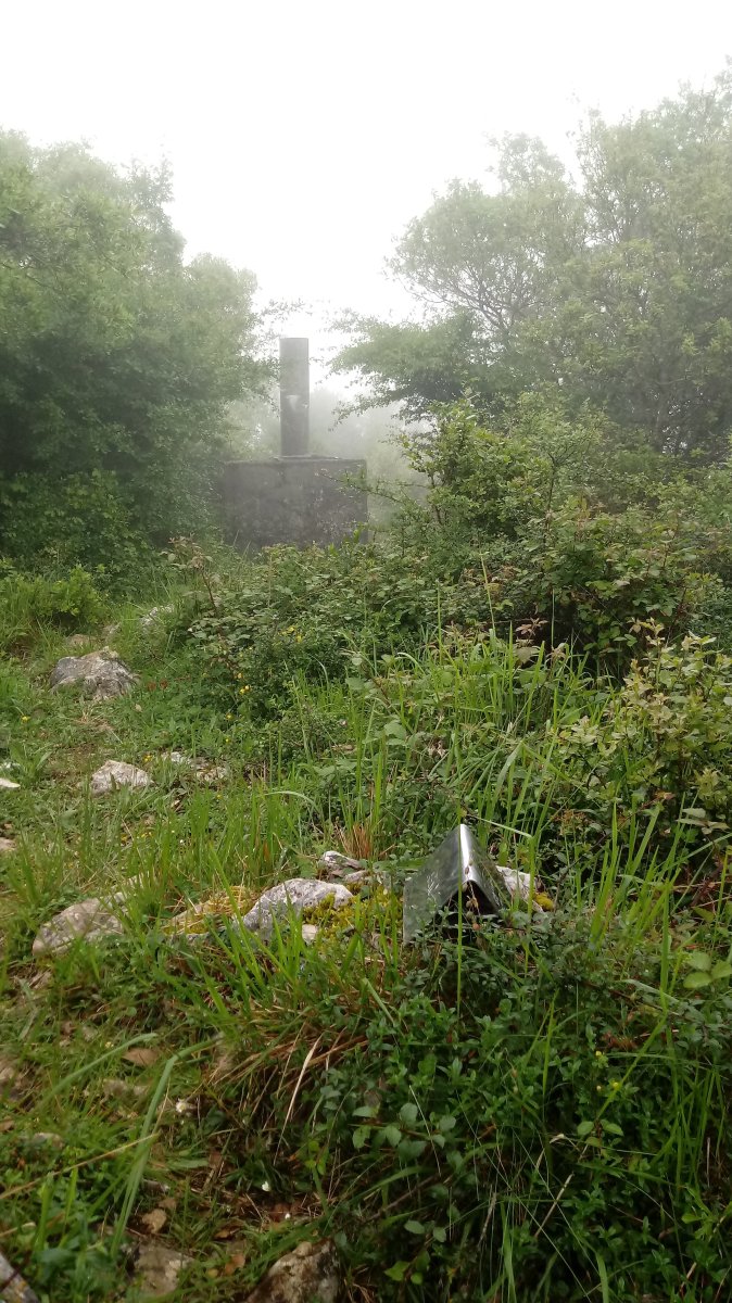 Banderako Puntea (616m) postontzia eta erpin geodesikoa