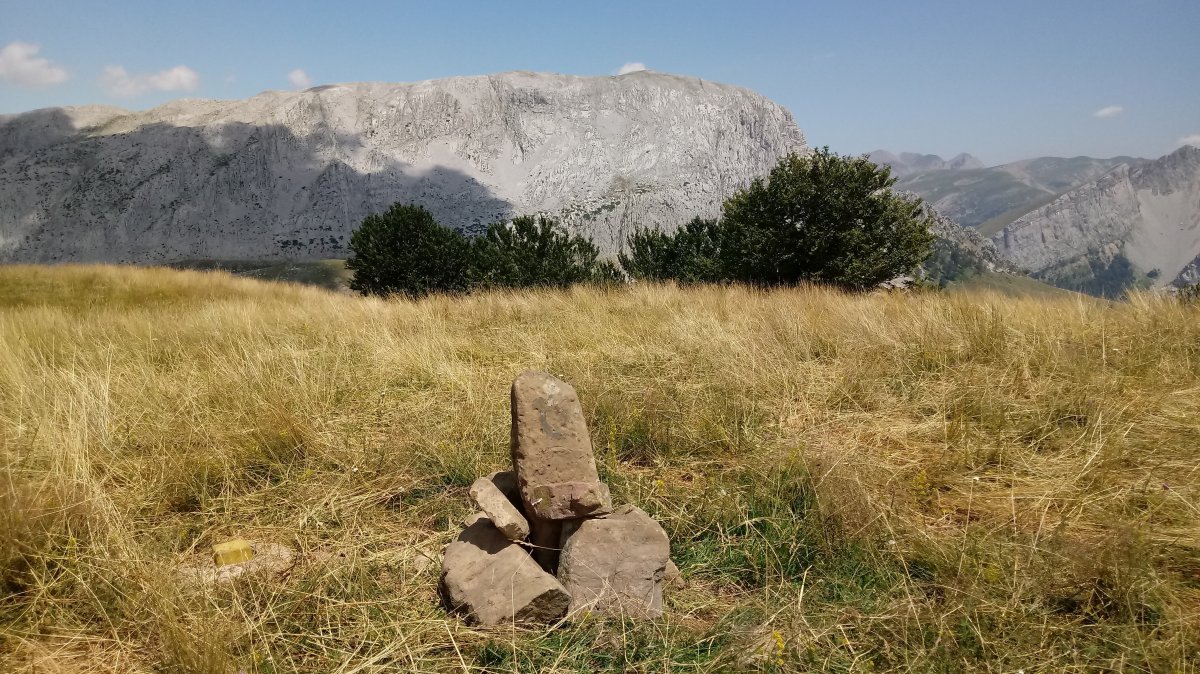 Kañadaxiloa (1769m) tontorra eta erpin geodesikoa, atzean Ezkaurre handia