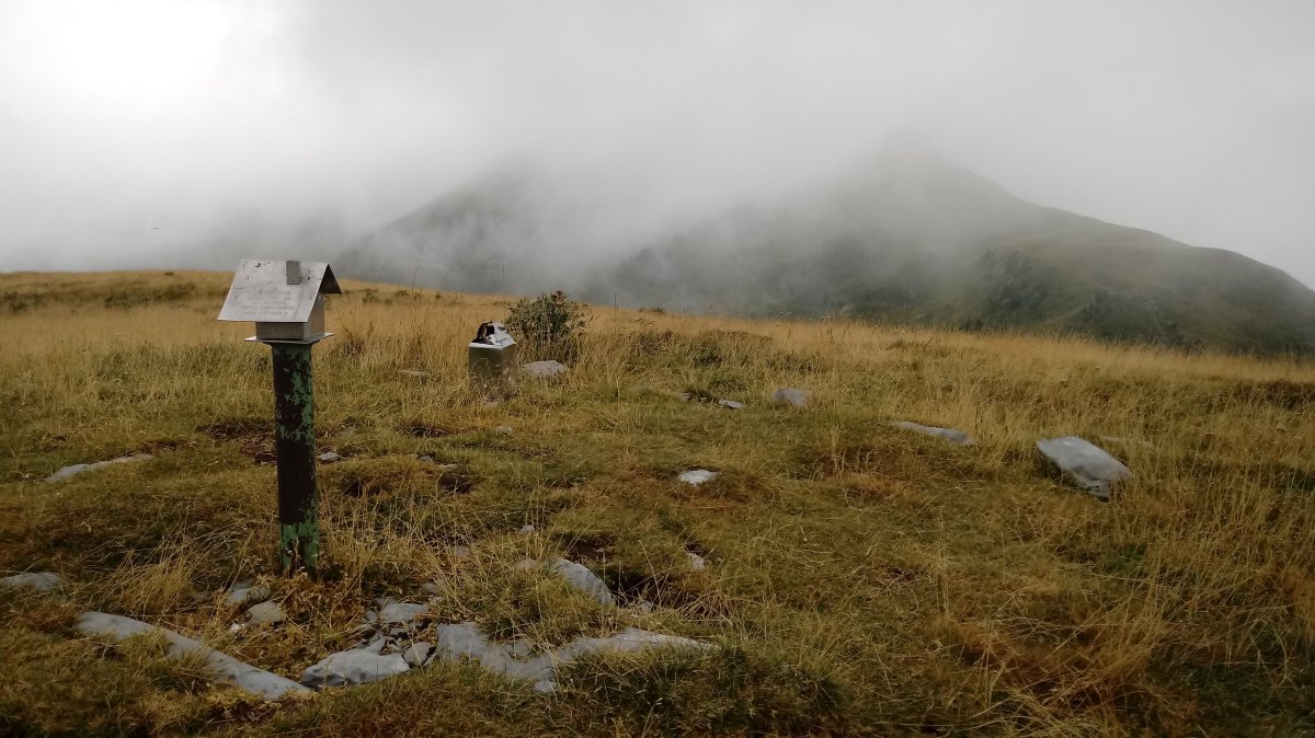 Larrondoa (1702m) tontorra eta postontziak