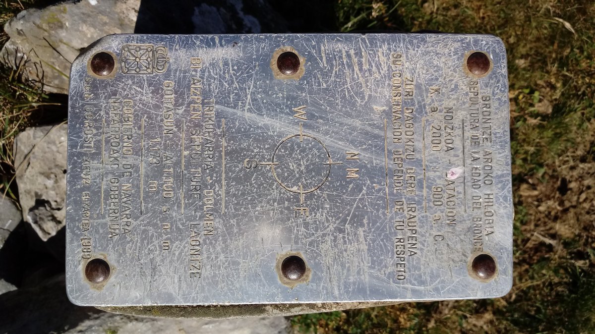 Bi Ahizpen Sepulture (Leizegi) trikuharria 3