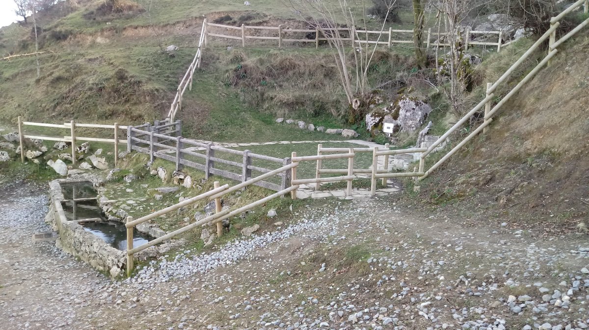 Mugarralandako iturria