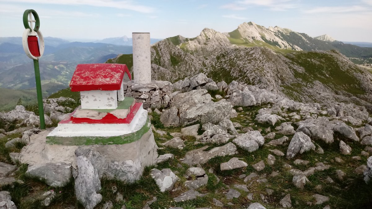 Artzanburu (1368m) tontorra eta Aizkorriko mendizerra aurrera begira