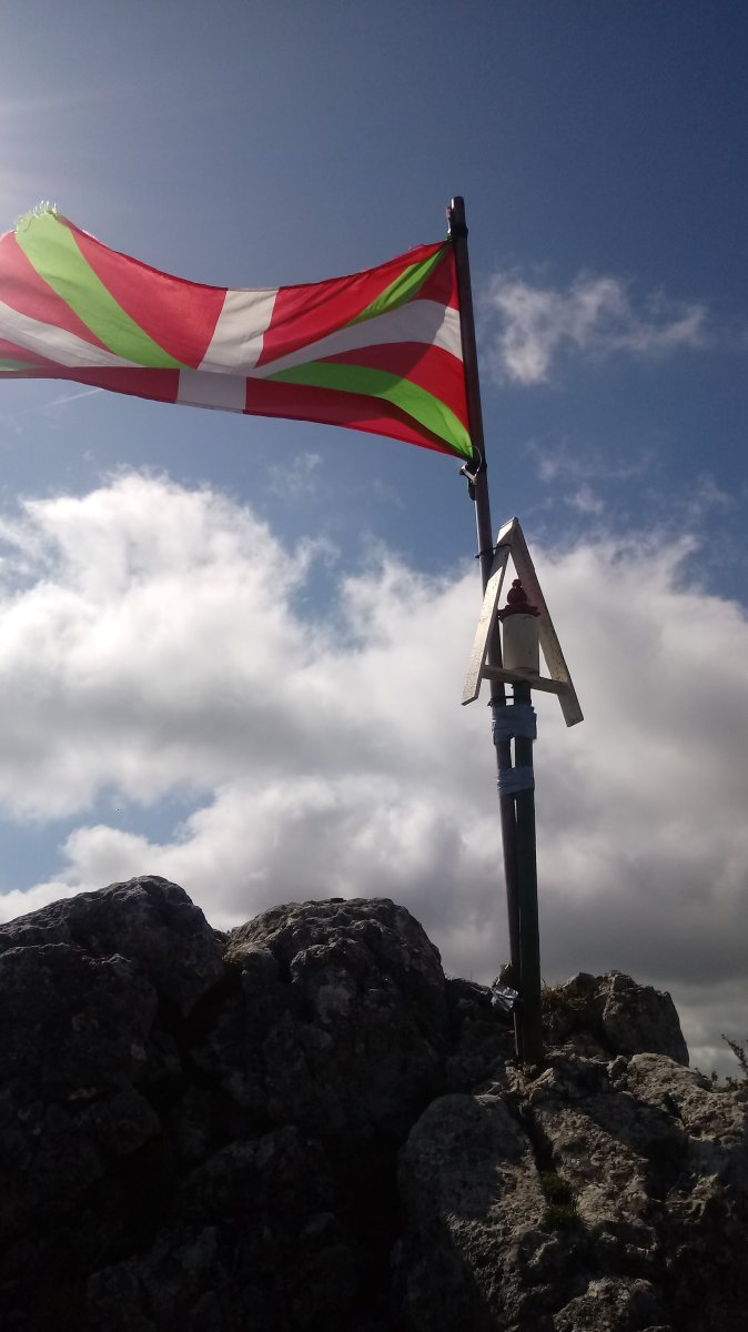 Zabalaitz (1263m) postontzia eta Ikurrina