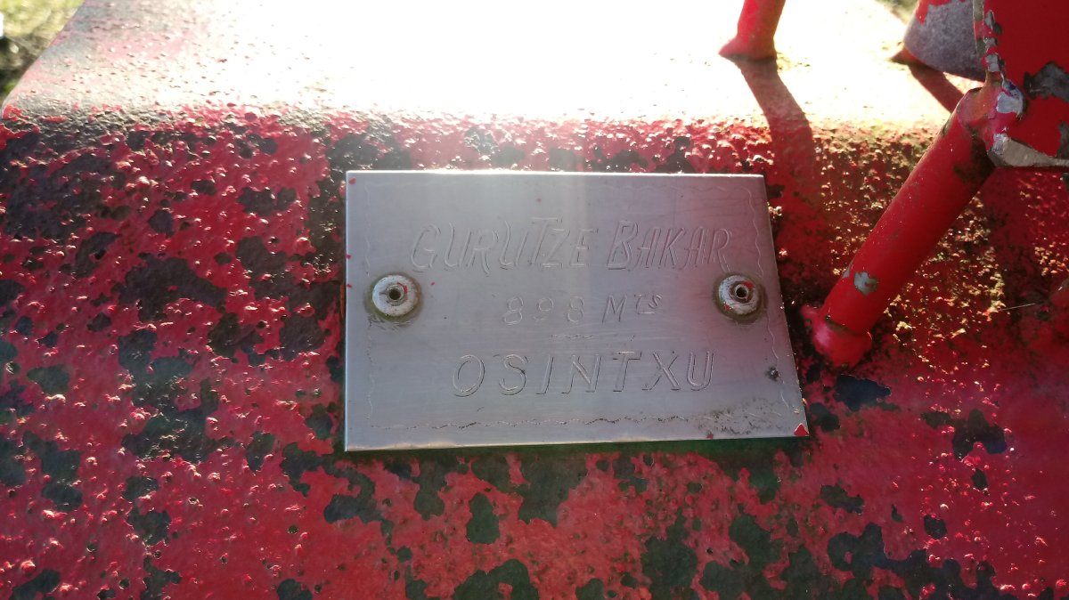 Gurutzebakar (902m) postontziko plaka