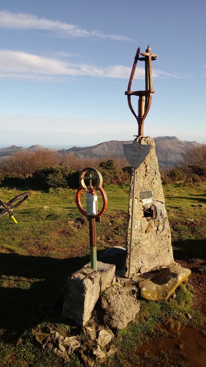 Hirukurutzeta (898m) tontorra