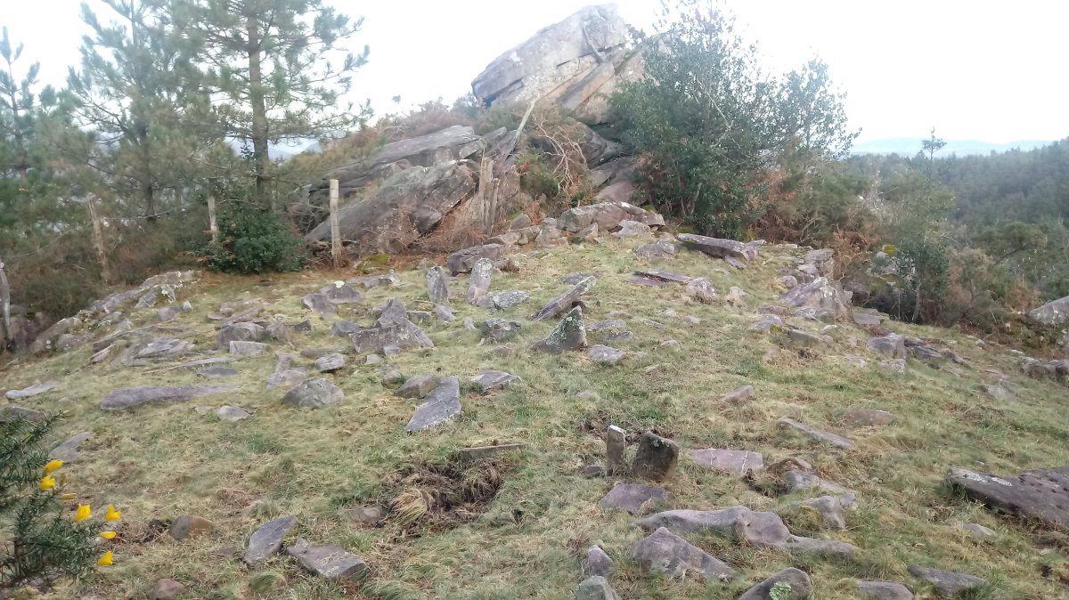 Muntto (499m) tontorraldea eta harrespilak