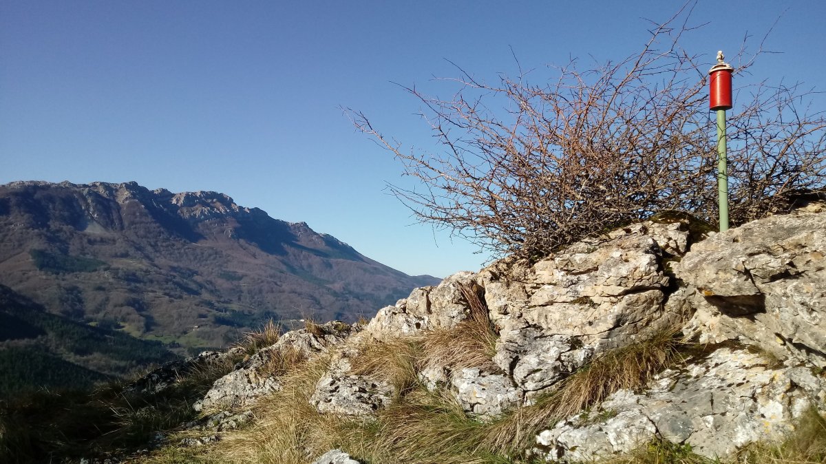 Aitzabal (794m) tontorra eta Aizkorri atzean