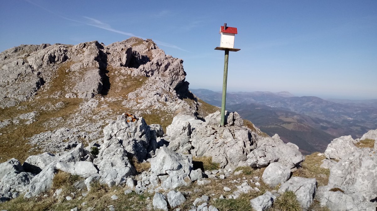 Aiztontor Altuna (1454m) postontzia eta atzean Aizkorri