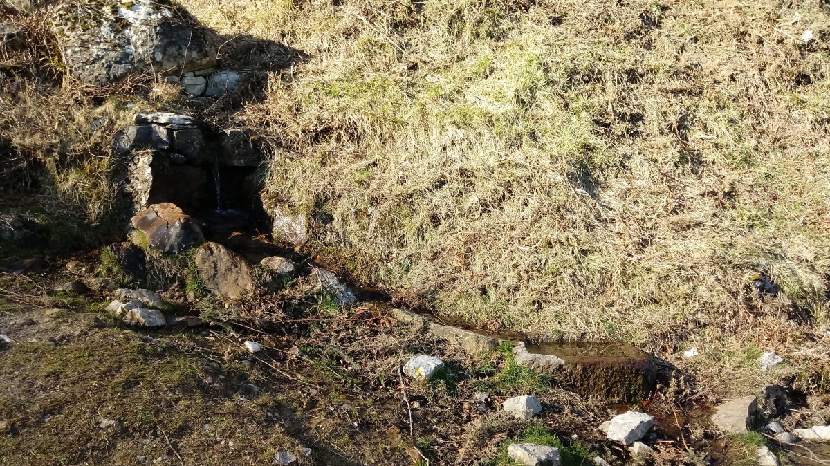 Sandratiko haitzuloaren eta Sancti Spiritu baseliza artean dagoen iturria