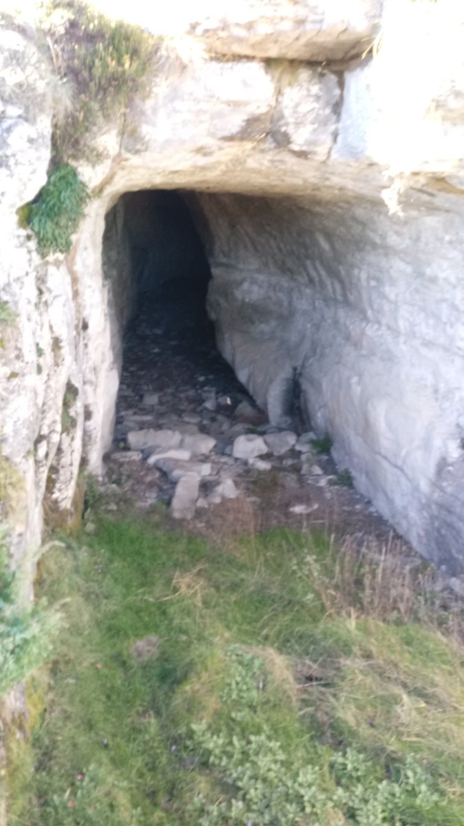 Ungino leizea, Eskutxiren oinetan