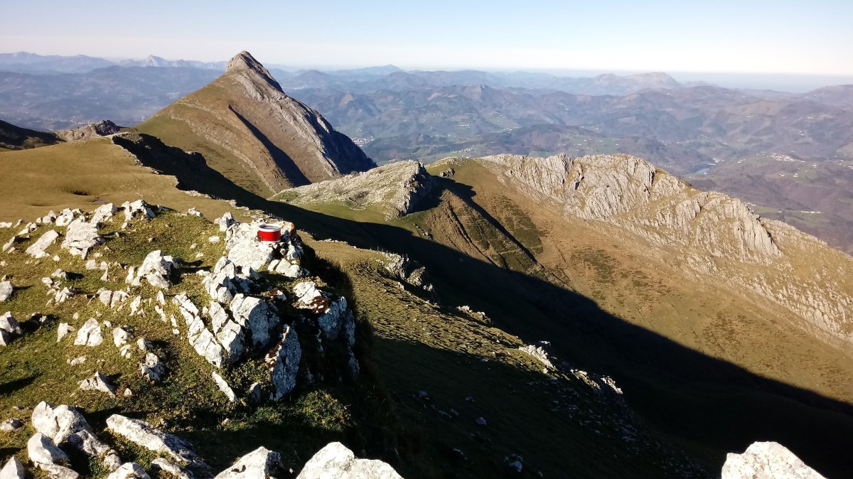 Uzkuiti (1332m) tontorra atzean Larrunarri (1342m) eta Larraone (1188m))