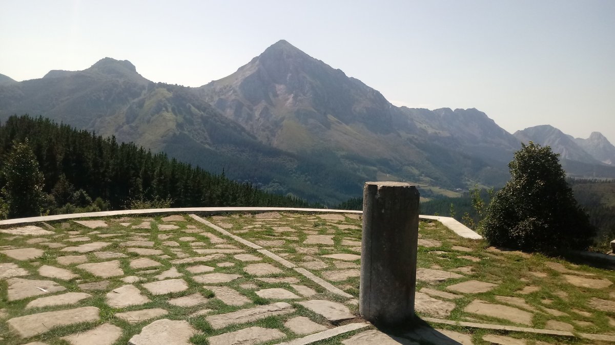 Besaide (555m) Gip-Bizk-Arab mugarria