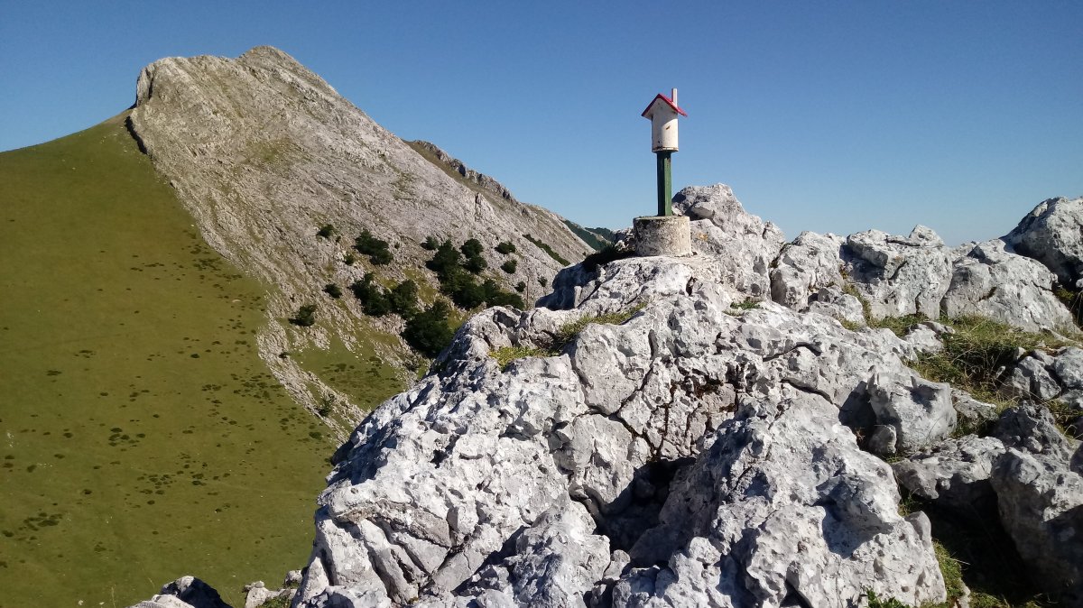 Lekunberri (1358m) tontorra, atzean Arbelaitz