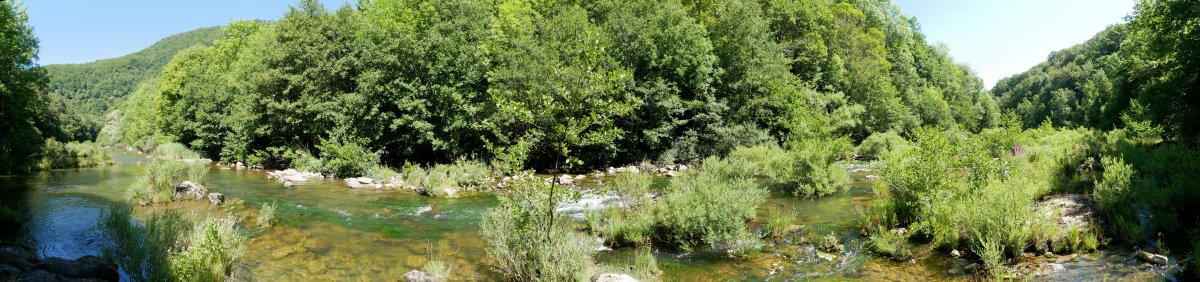 Irati ibaiak inguratzen du mendia Mendebaldetik