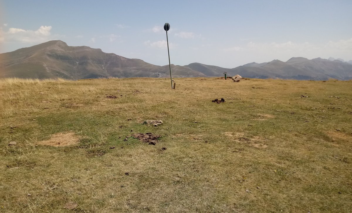 Abodi (1533m) tontorra, Orhi (2017m) atzean