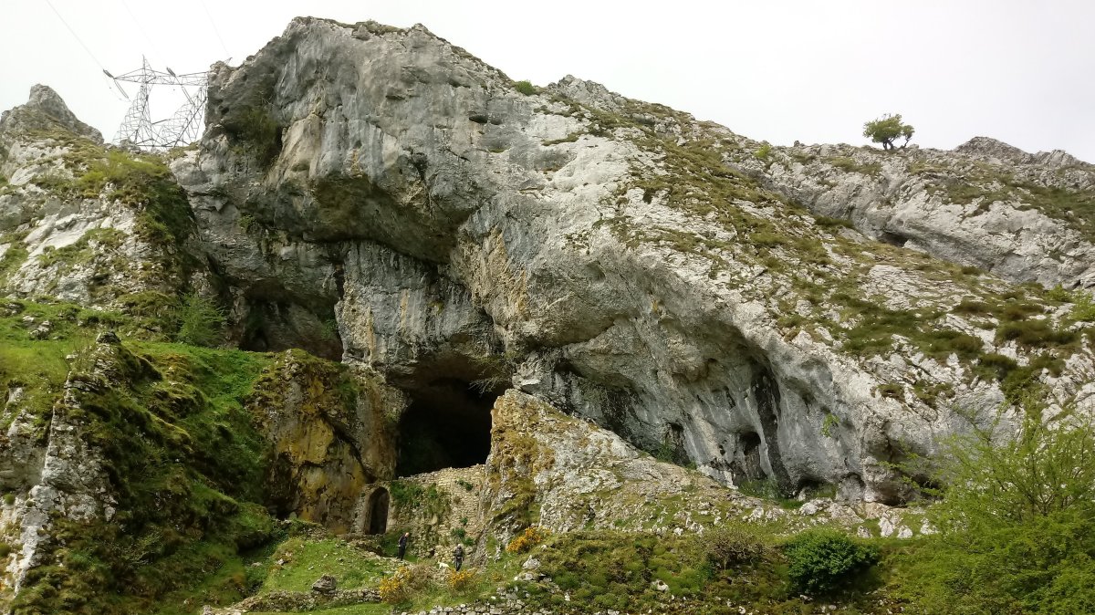 San Adrian haitzuloa